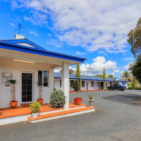 Colonial Motel & Apartments Young Bagian luar foto