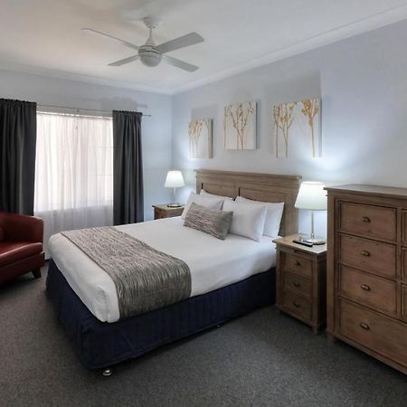 Colonial Motel & Apartments Young Bagian luar foto