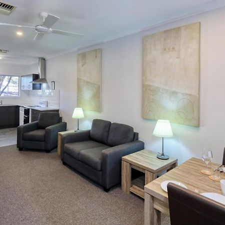 Colonial Motel & Apartments Young Bagian luar foto