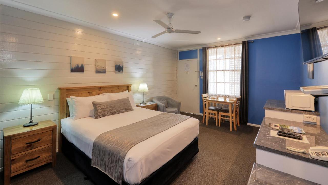 Colonial Motel & Apartments Young Bagian luar foto