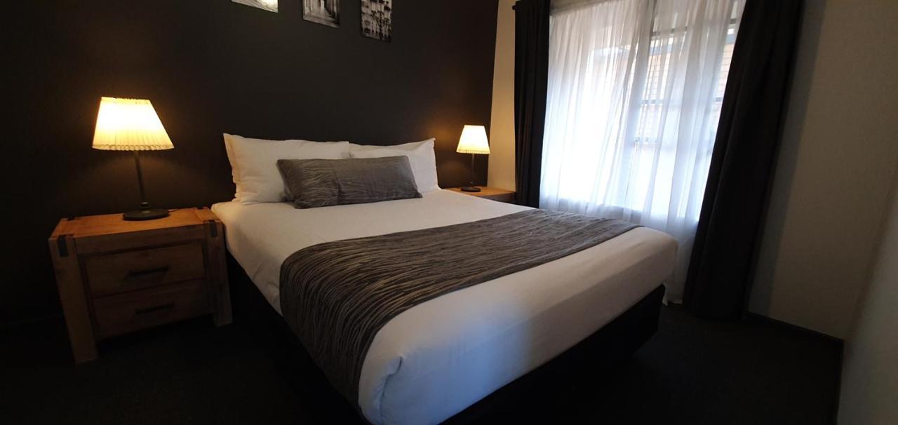 Colonial Motel & Apartments Young Bagian luar foto