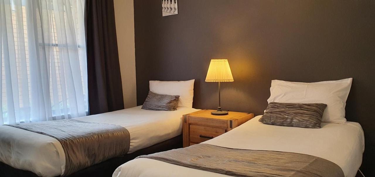 Colonial Motel & Apartments Young Bagian luar foto
