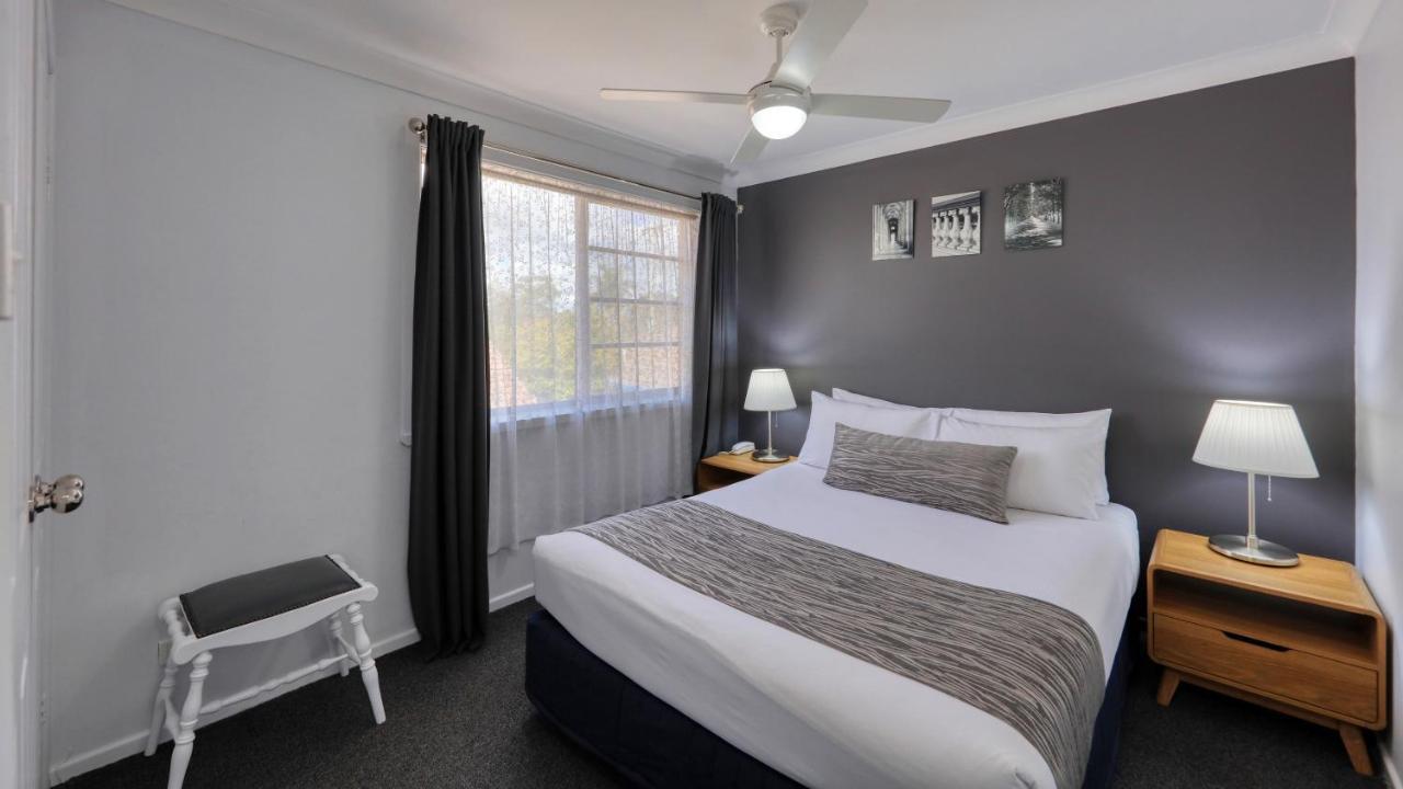 Colonial Motel & Apartments Young Bagian luar foto