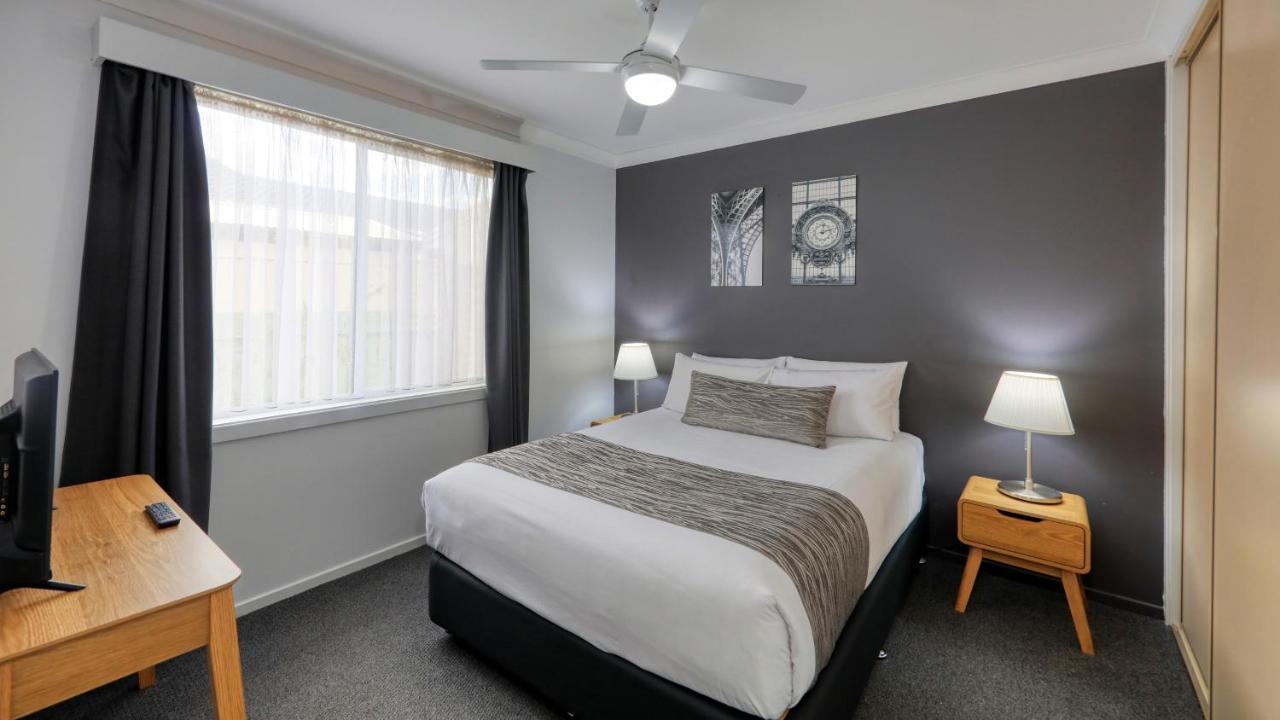 Colonial Motel & Apartments Young Bagian luar foto