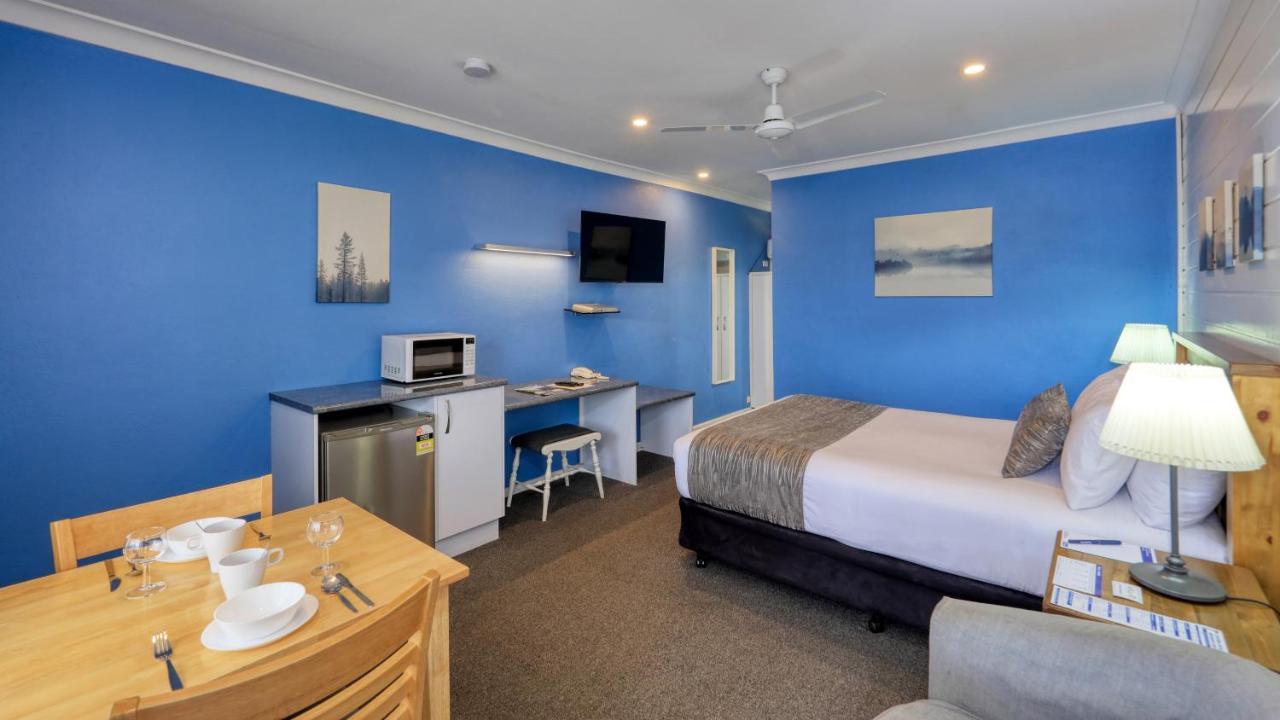 Colonial Motel & Apartments Young Bagian luar foto
