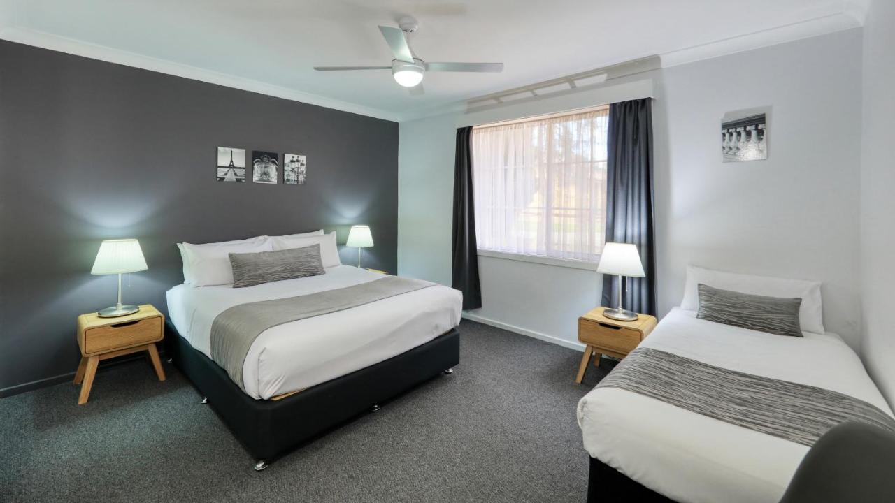 Colonial Motel & Apartments Young Bagian luar foto