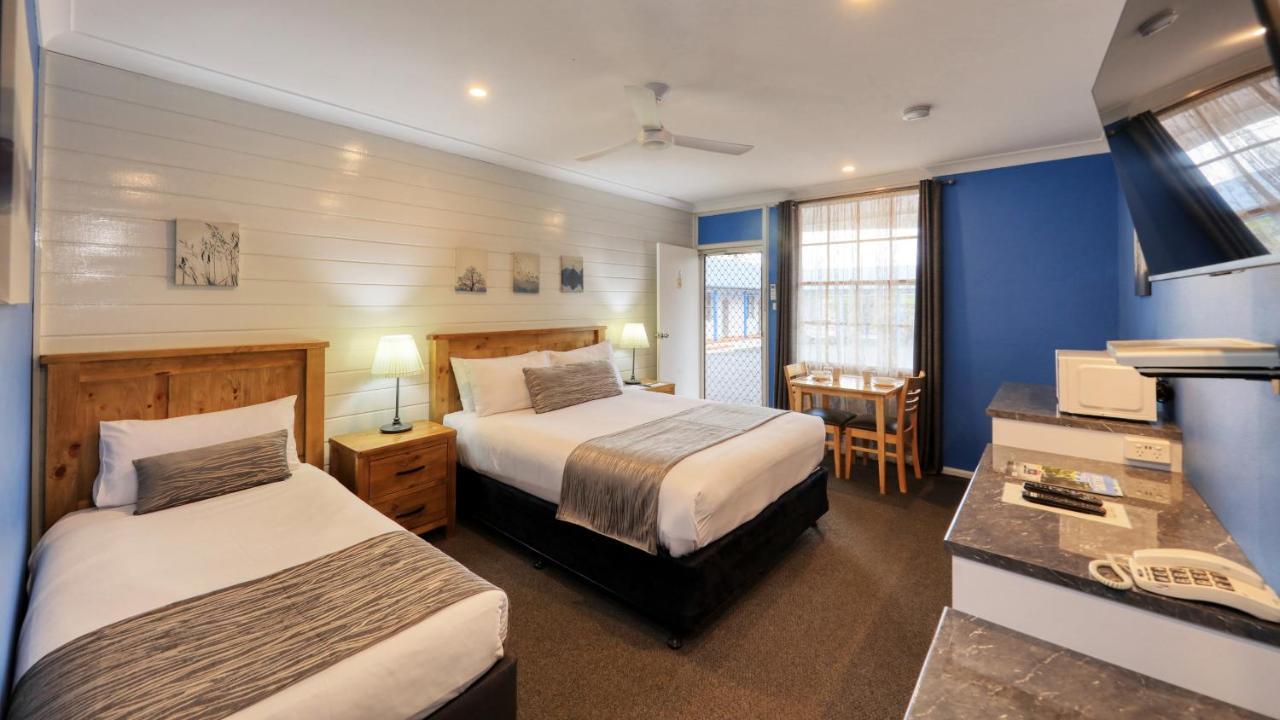 Colonial Motel & Apartments Young Bagian luar foto