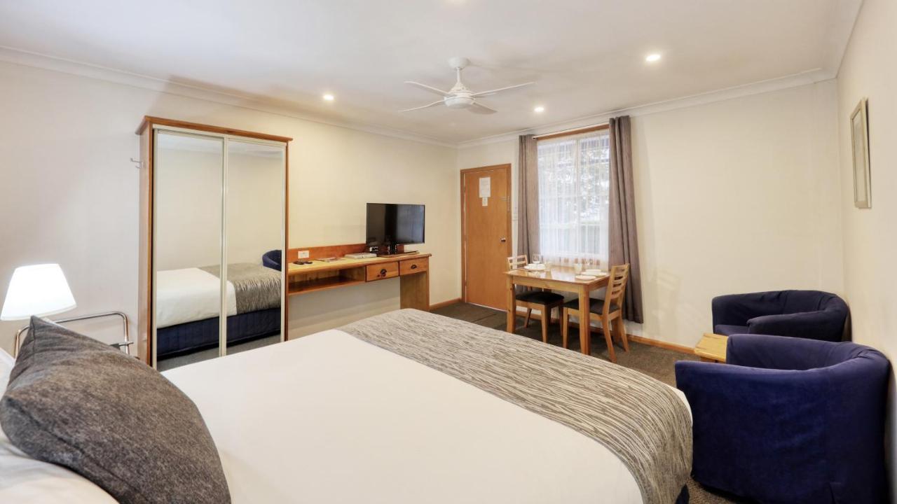 Colonial Motel & Apartments Young Bagian luar foto