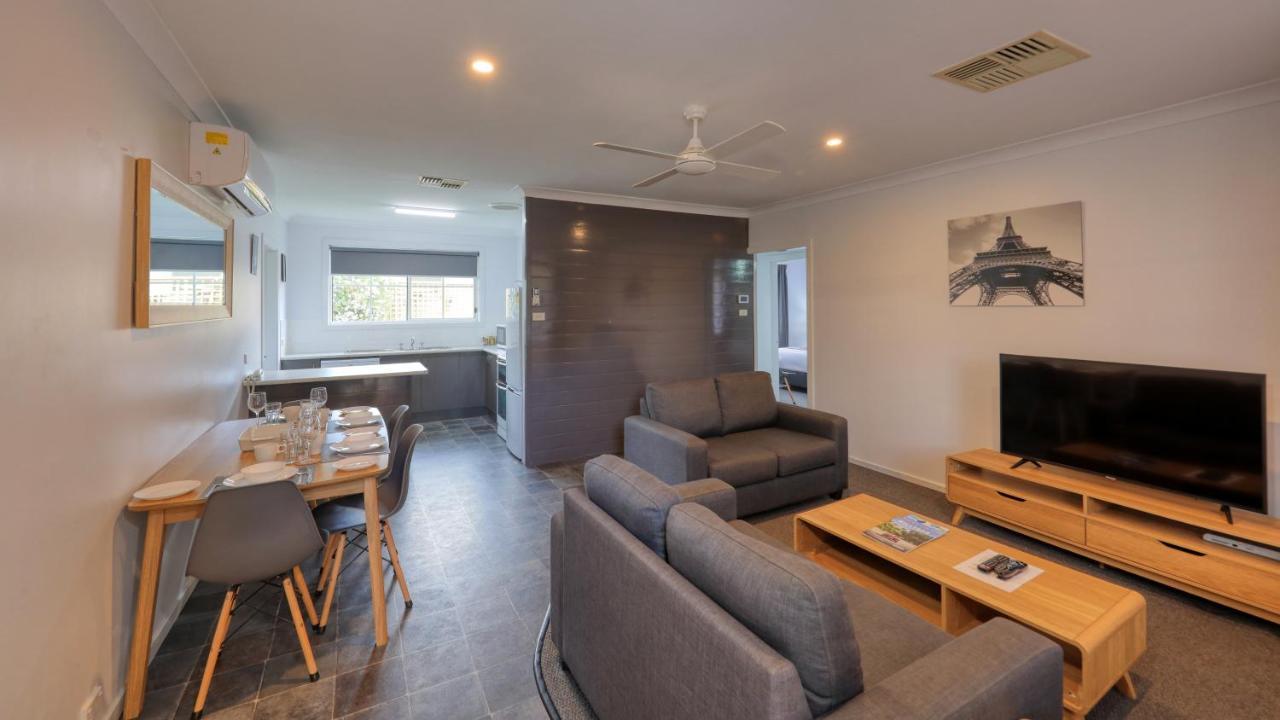 Colonial Motel & Apartments Young Bagian luar foto