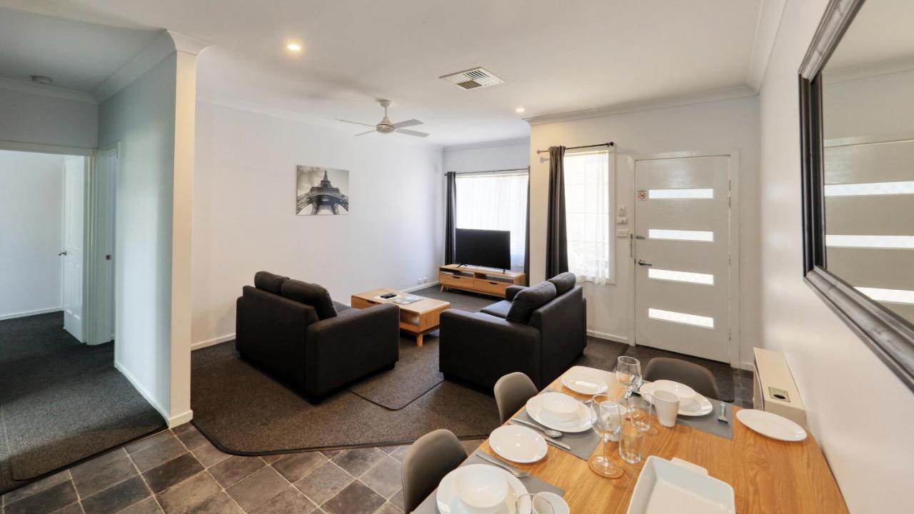 Colonial Motel & Apartments Young Bagian luar foto