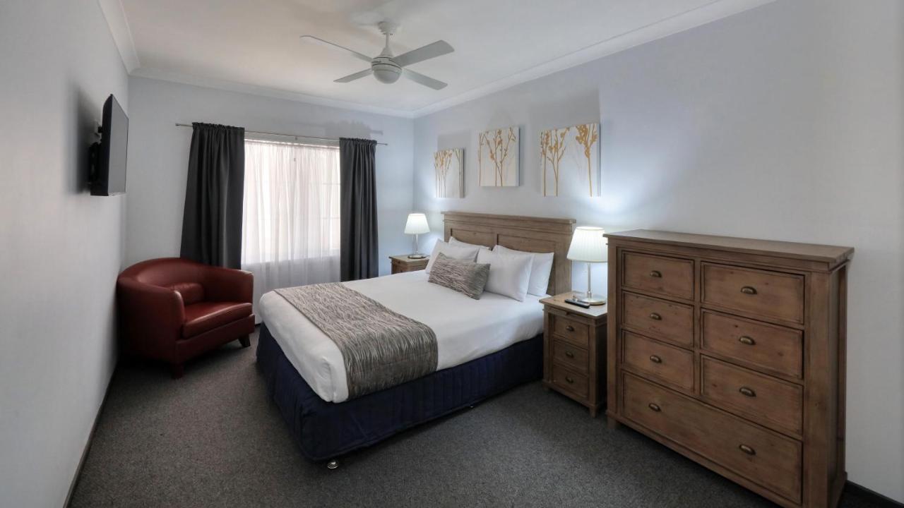 Colonial Motel & Apartments Young Bagian luar foto