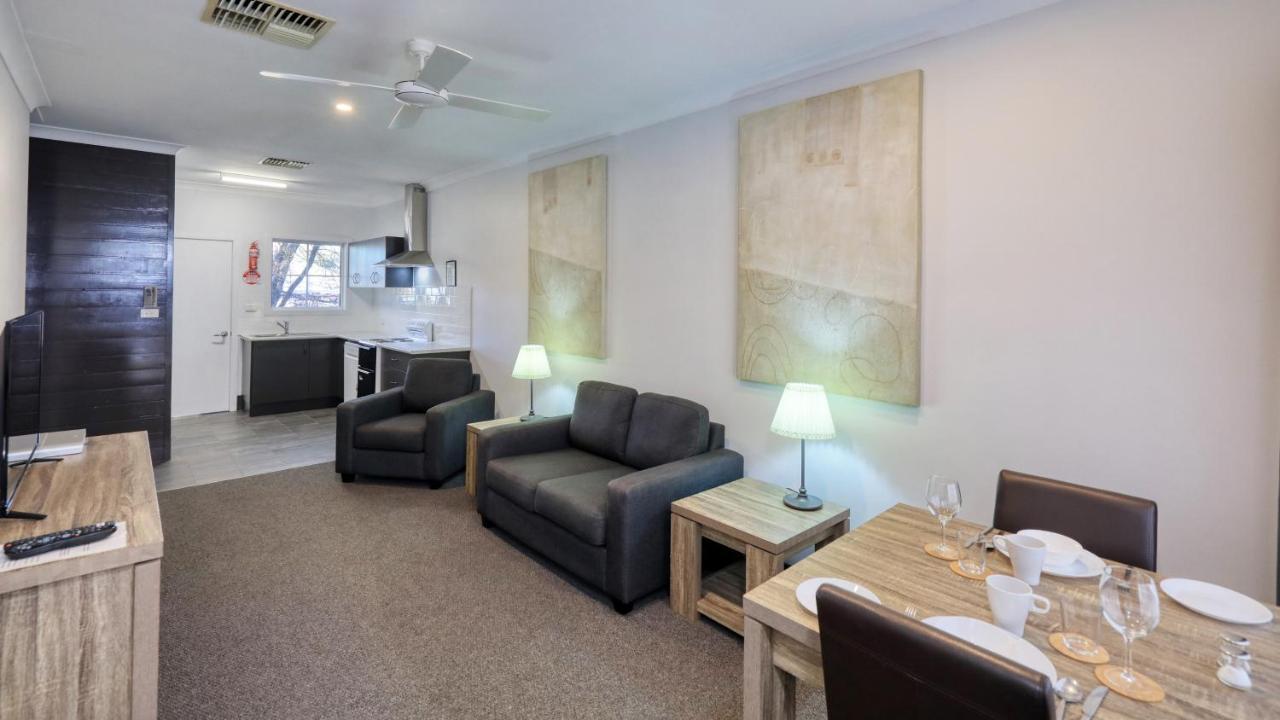 Colonial Motel & Apartments Young Bagian luar foto